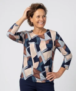 Signature dames blouson top met driekwartmouwen en grafisch dessin in blauw en taupe met elastische boord_model
