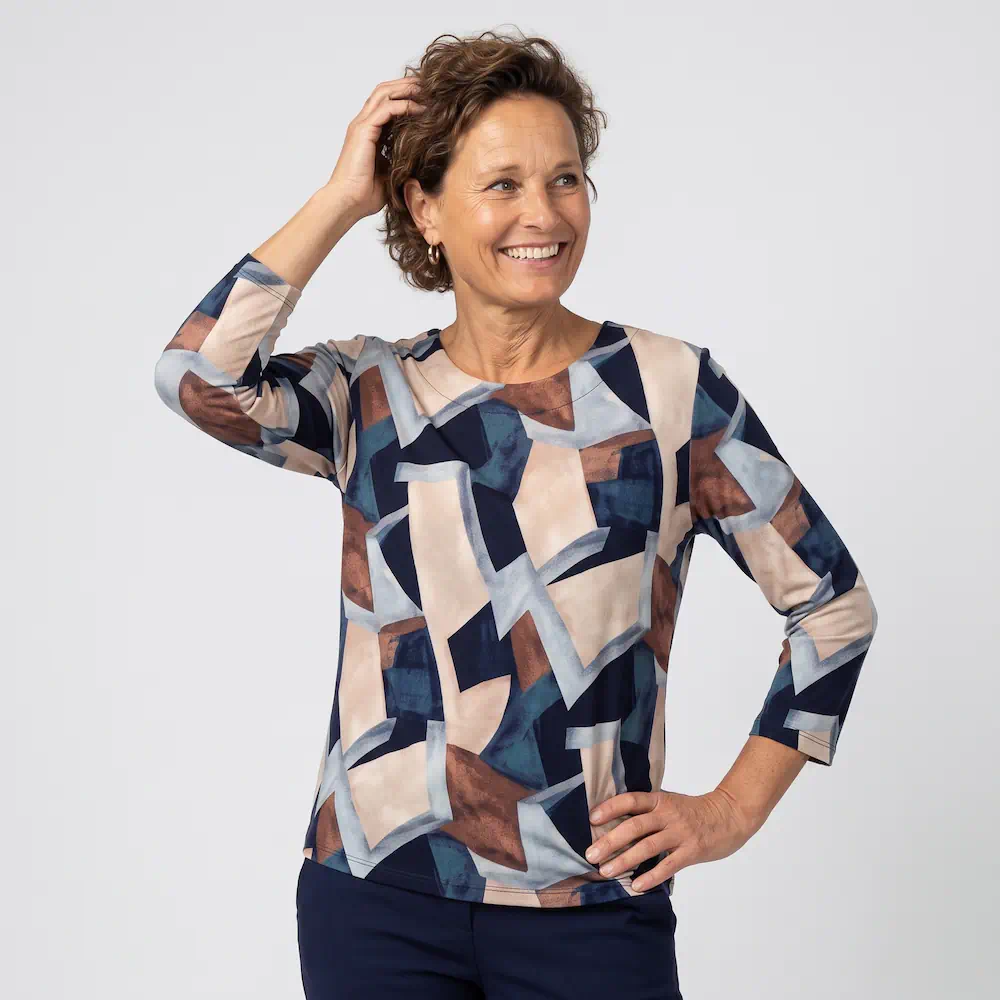 Signature dames blouson top met driekwartmouwen en grafisch dessin in blauw en taupe met elastische boord_model