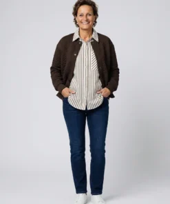 TONI dames blouse van katoen met crème en bruine strepen, reverkraag en opgestikte borstzak met diagonaal dessin_model