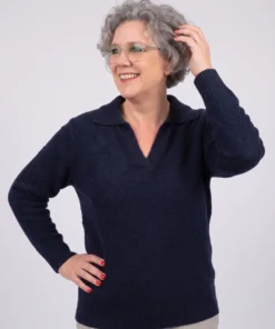 Enjoy dames gebreide trui met polokraag en V-hals van zacht donkerblauw bouclégaren_model