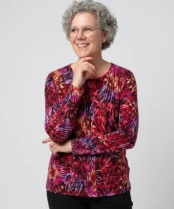 Golléhaug dames shirt met lange mouwen en grafisch waaierpatroon in fuchsia roze, paars en zwart met ronde hals_model