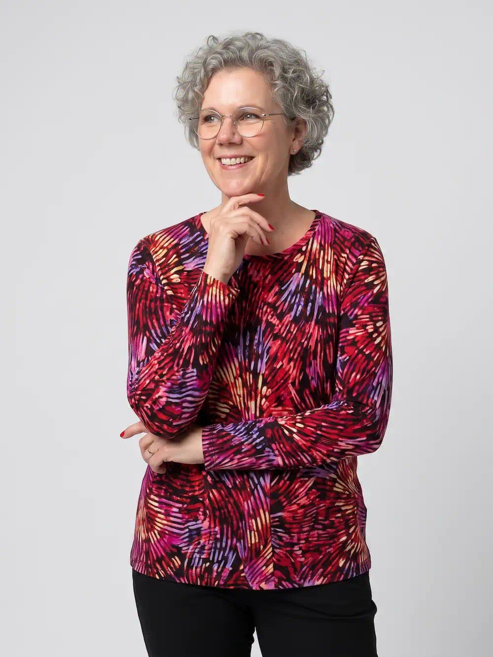 Golléhaug dames shirt met lange mouwen en grafisch waaierpatroon in fuchsia roze, paars en zwart met ronde hals_model