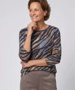 Betty Barclay dames shirt met driekwartmouwen en abstract tijgerdessin in blauw en bruin met glitterbies langs de hals_model