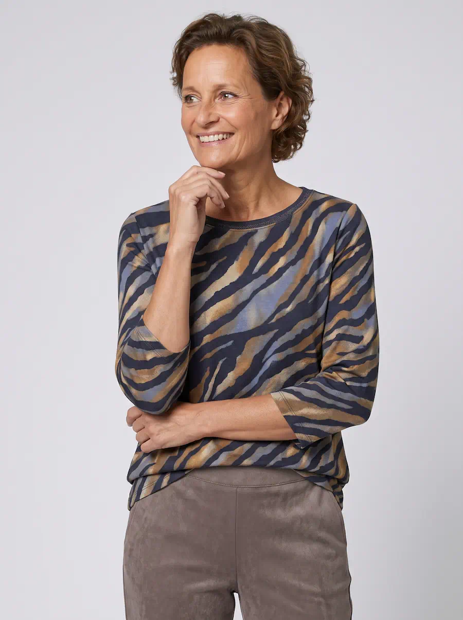 Betty Barclay dames shirt met driekwartmouwen en abstract tijgerdessin in blauw en bruin met glitterbies langs de hals_model