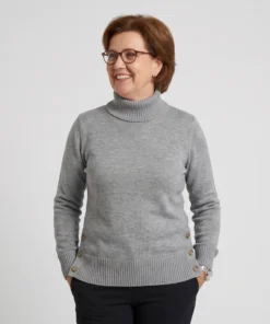 Golléhaug dames trui fijngebreid in lichtgrijs met geribde turtleneck en knoopjes aan de heupboord_model