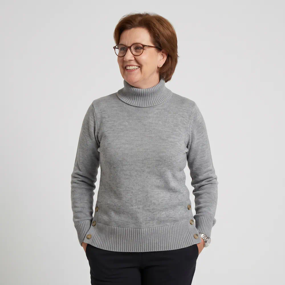 Golléhaug dames trui fijngebreid in lichtgrijs met geribde turtleneck en knoopjes aan de heupboord_model
