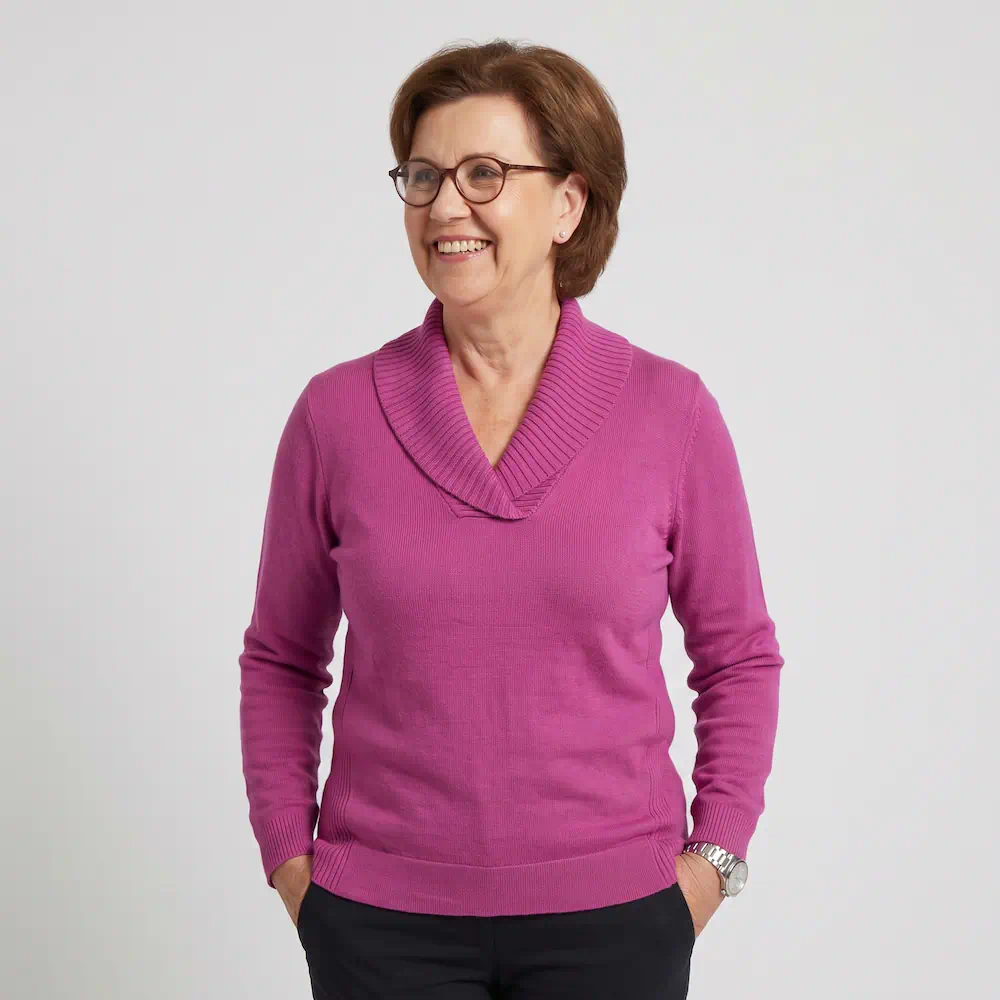 Gollehaug dames fijngebreide trui met geribde sjaalkraag en V-hals in fuchsia roze_model