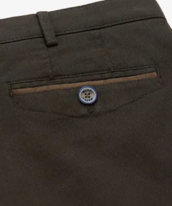 Meyer heren chino model Chicago in bruin met subtiele microstructuur en achterzak met knoopsluiting_kontzak