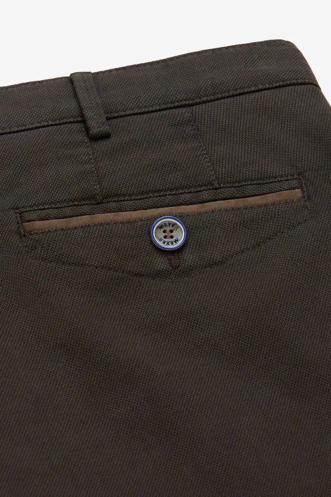 Meyer heren chino model Chicago in bruin met subtiele microstructuur en achterzak met knoopsluiting_kontzak