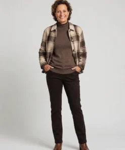 Sunday dames pullie met turtleneck col en ruches in donkerbruin met lange mouwen_model