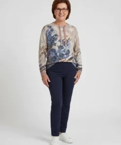 Betty Barclay dames trui fijngebreid met bloemenprint in beige en blauw voorzien van een aantrekkoord met glitter bij de hals_model1