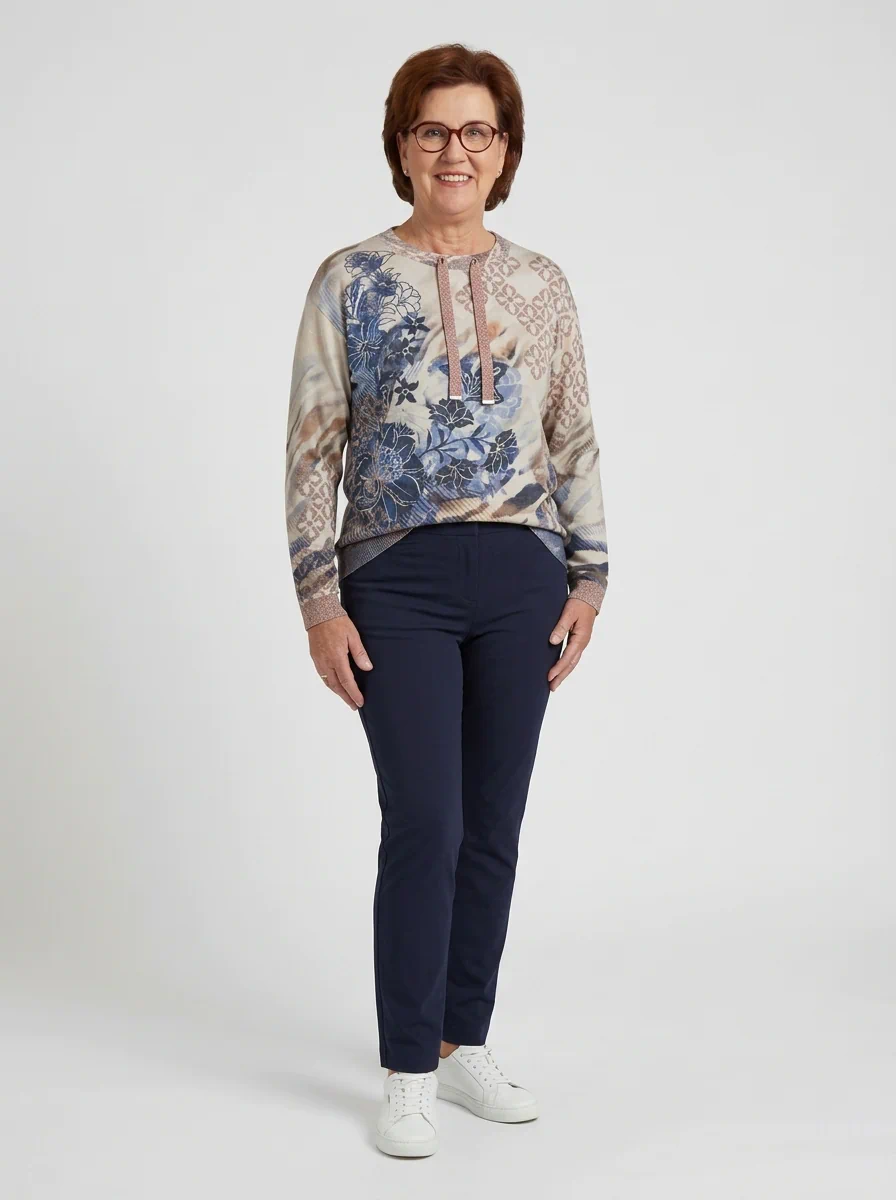 Betty Barclay dames trui fijngebreid met bloemenprint in beige en blauw voorzien van een aantrekkoord met glitter bij de hals_model1