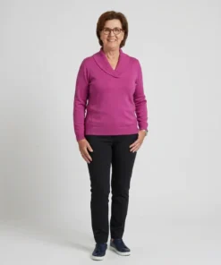Gollehaug dames fijngebreide trui met geribde sjaalkraag en V-hals in fuchsia roze_model1