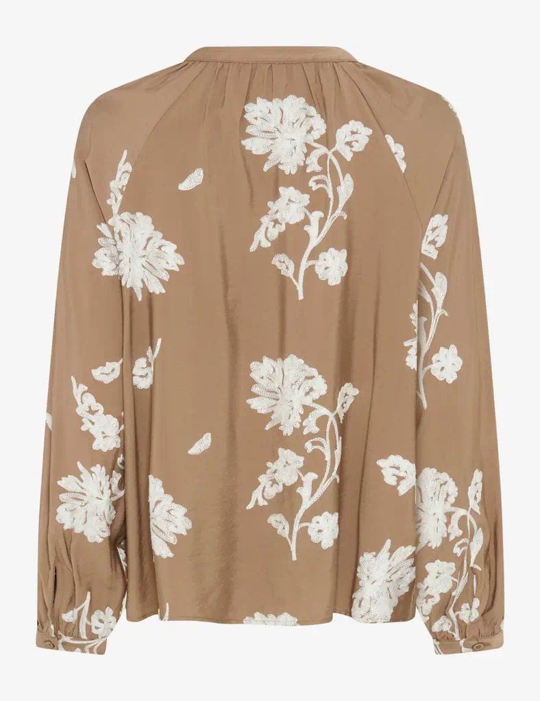 Brax dames tuniek blouse model Vivian in camel zandkleur met wit geborduurde bloemen en V-hals_achter
