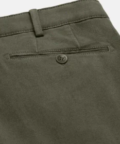 Meyer heren chino stretch broek model Bonn in donkergroen met rechte pijpen en flexibele band_achter