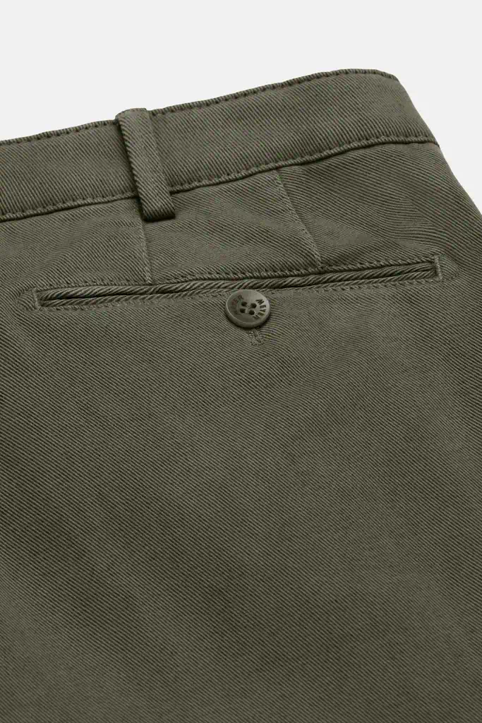 Meyer heren chino stretch broek model Bonn in donkergroen met rechte pijpen en flexibele band_achter