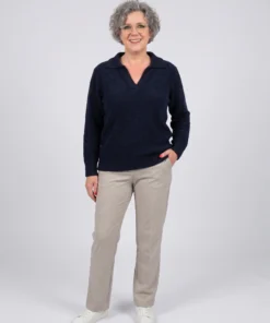 Enjoy dames gebreide trui met polokraag en V-hals van zacht donkerblauw bouclégaren_model1