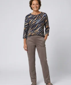 Betty Barclay dames shirt met driekwartmouwen en abstract tijgerdessin in blauw en bruin met glitterbies langs de hals_model1