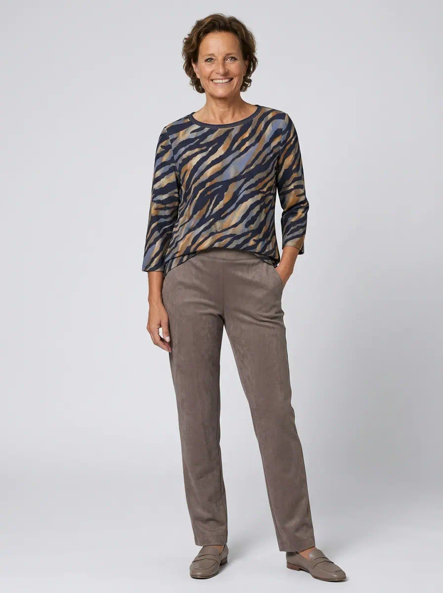Betty Barclay dames shirt met driekwartmouwen en abstract tijgerdessin in blauw en bruin met glitterbies langs de hals_model1