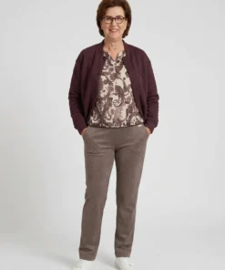 Enjoy dames dunne sweater met V-hals en all-over paisley dessin in bruin taupe en bordeaux_model1
