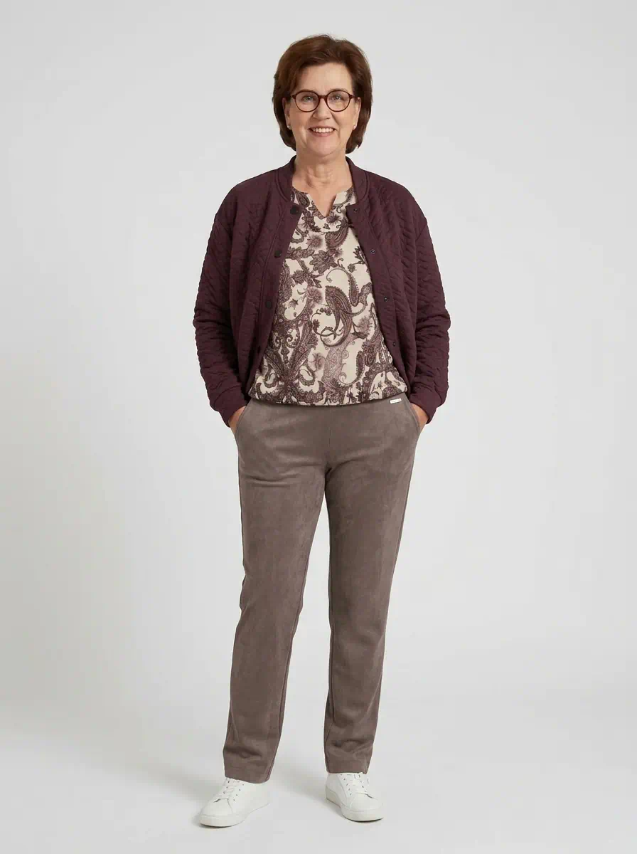 Enjoy dames dunne sweater met V-hals en all-over paisley dessin in bruin taupe en bordeaux_model1