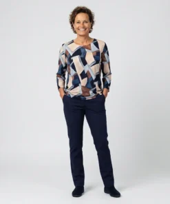 Signature dames blouson top met driekwartmouwen en grafisch dessin in blauw en taupe met elastische boord_model1