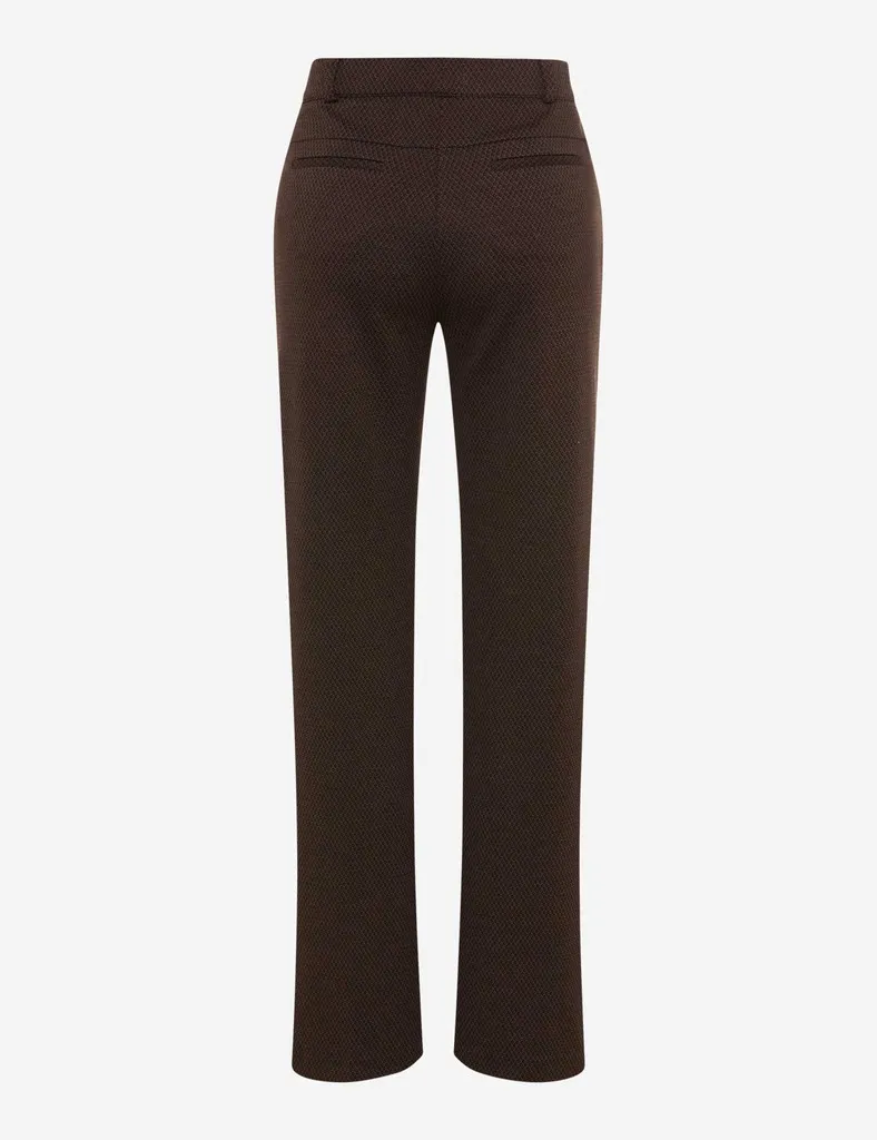 Raphaela by Brax dames broek model Peggy flared in warm bruin met lichte weefstructuur en knoop-ritssluiting_achter