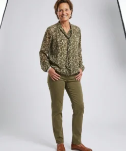 FOS Amsterdam dames blouson Bodi in groen bruin dessin met sierlijke strikkraag en elastische boord_model1