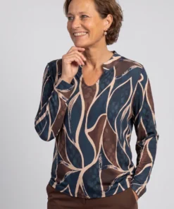 FOS Amsterdam dames blouson Eefje met abstracte bladerenprint in donkerblauw en bruin met opstaande hals en elastische zoom_model