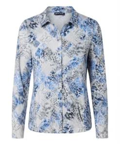 Gollehaug dames doorknoopblouse met stretch en abstract dessin in lichtblauw en grijs uit de outlet