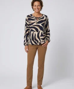 FOS Amsterdam dames blouson model Lexie met donkerblauwe en beige zebraprint, strikkraag en elastische zoom_model