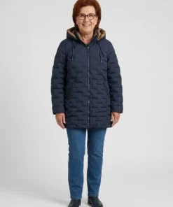 Blue Flame dames winterjas gewatteerd donkerblauw met afritsbare capuchon en tweewegritssluiting_model
