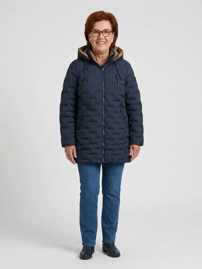 Blue Flame dames winterjas gewatteerd donkerblauw met afritsbare capuchon en tweewegritssluiting_model