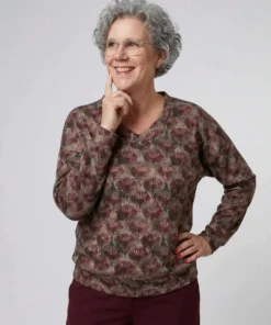 Enjoy dames sweater met V-hals en all-over bloemenprint in bordeauxrood en taupe met elastische boord_model1