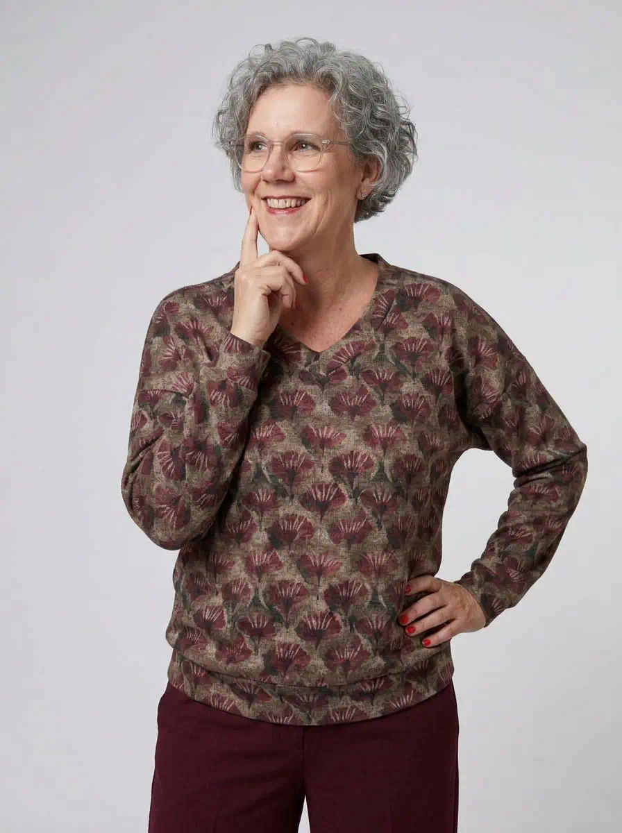 Enjoy dames sweater met V-hals en all-over bloemenprint in bordeauxrood en taupe met elastische boord_model1