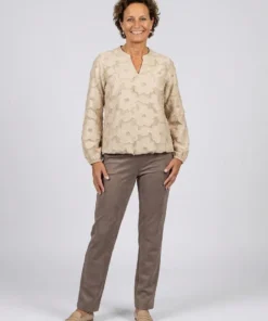 Enjoy dames blouse met lange mouwen en 3D bloemenstructuur in zand beige met elastische boord_model1