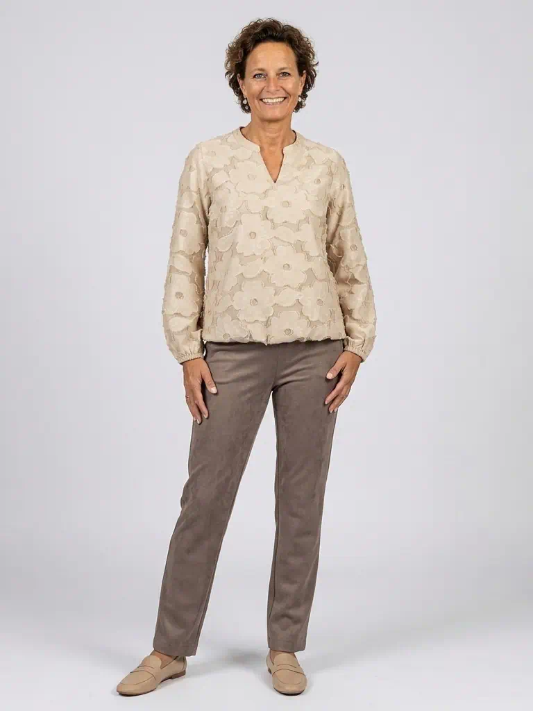 Enjoy dames blouse met lange mouwen en 3D bloemenstructuur in zand beige met elastische boord_model1