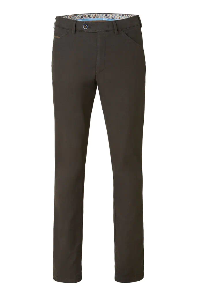Meyer heren chino model Chicago in bruin met subtiele microstructuur en achterzak met knoopsluiting