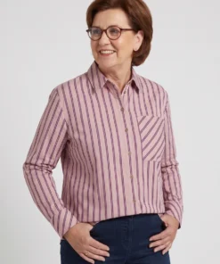 TONI dames blouse van katoen in oudroze met bordeaux en lichtblauwe strepen met reverkraag en borstzak_model1