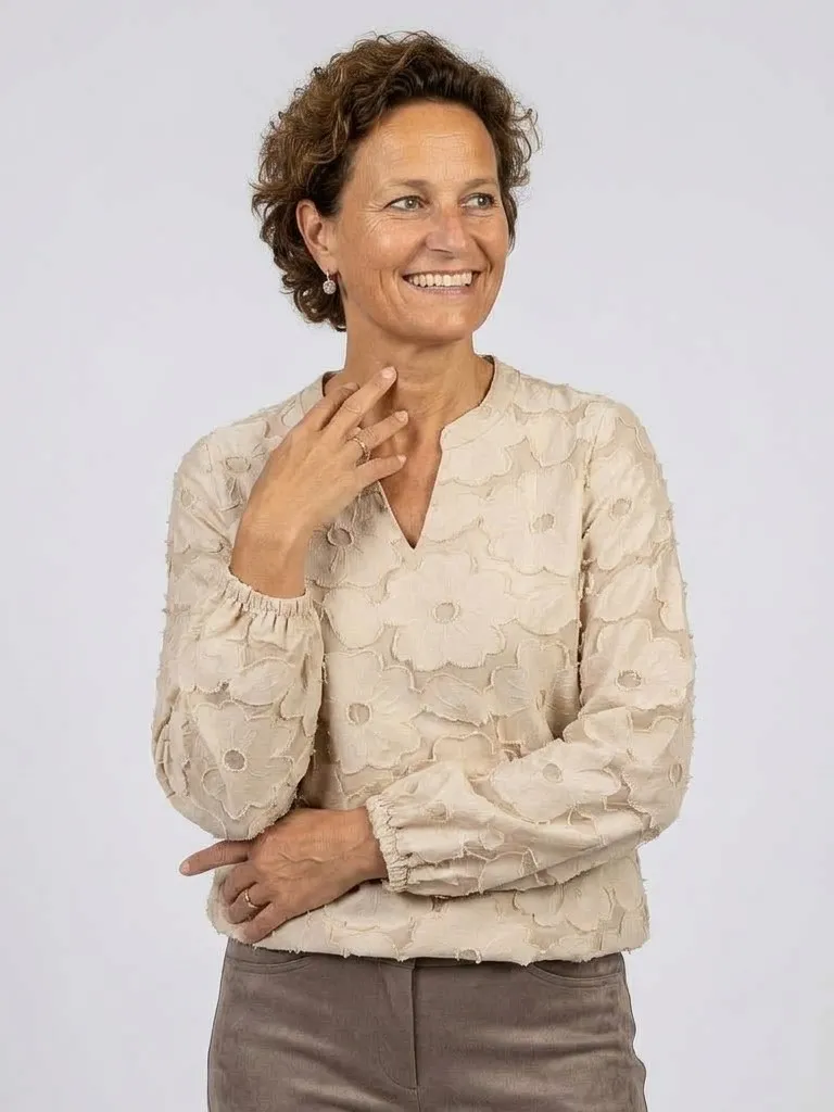 Enjoy dames blouse met lange mouwen en 3D bloemenstructuur in zand beige met elastische boord_model
