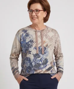 Betty Barclay dames trui fijngebreid met bloemenprint in beige en blauw voorzien van een aantrekkoord met glitter bij de hals_model