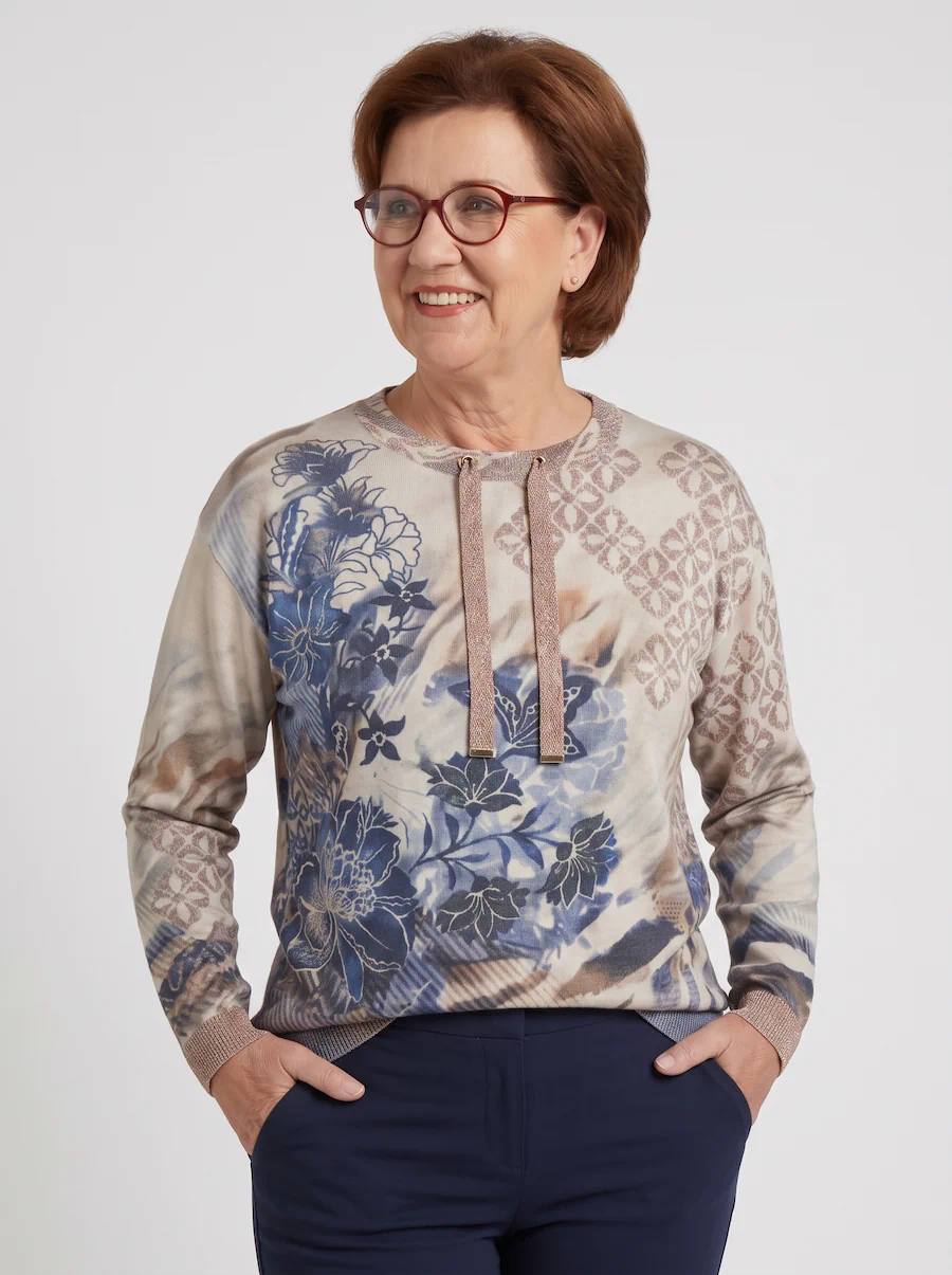 Betty Barclay dames trui fijngebreid met bloemenprint in beige en blauw voorzien van een aantrekkoord met glitter bij de hals_model