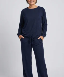 FOS Amsterdam dames trui Noor in donkerblauw navy met ronde hals, raglanmouwen en verstelbaar strikkoord in de zoom_dames