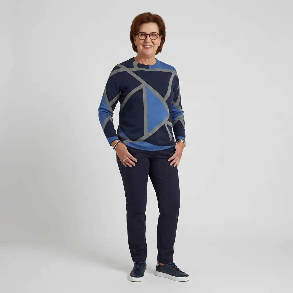 Golléhaug dames trui fijngebreid met turtleneck en grafisch dessin in blauw en geel_model1