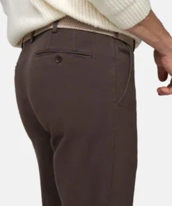 Meyer heren chino model Bonn in donkerbruin met rechte pijpen en flexibele taillebandAchter2