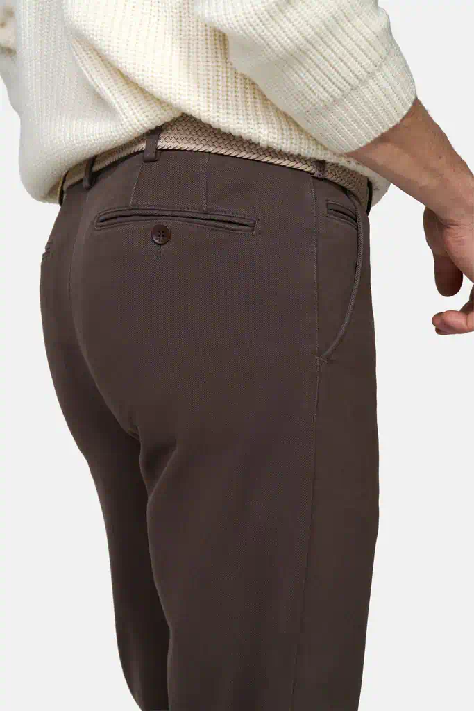 Meyer heren chino model Bonn in donkerbruin met rechte pijpen en flexibele taillebandAchter2