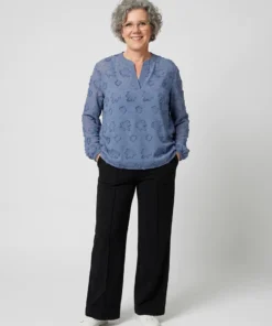 Betty Barclay dames blouse met lange mouwen en 3D franje reliëfstructuur in rafblauw met splitkraag_model