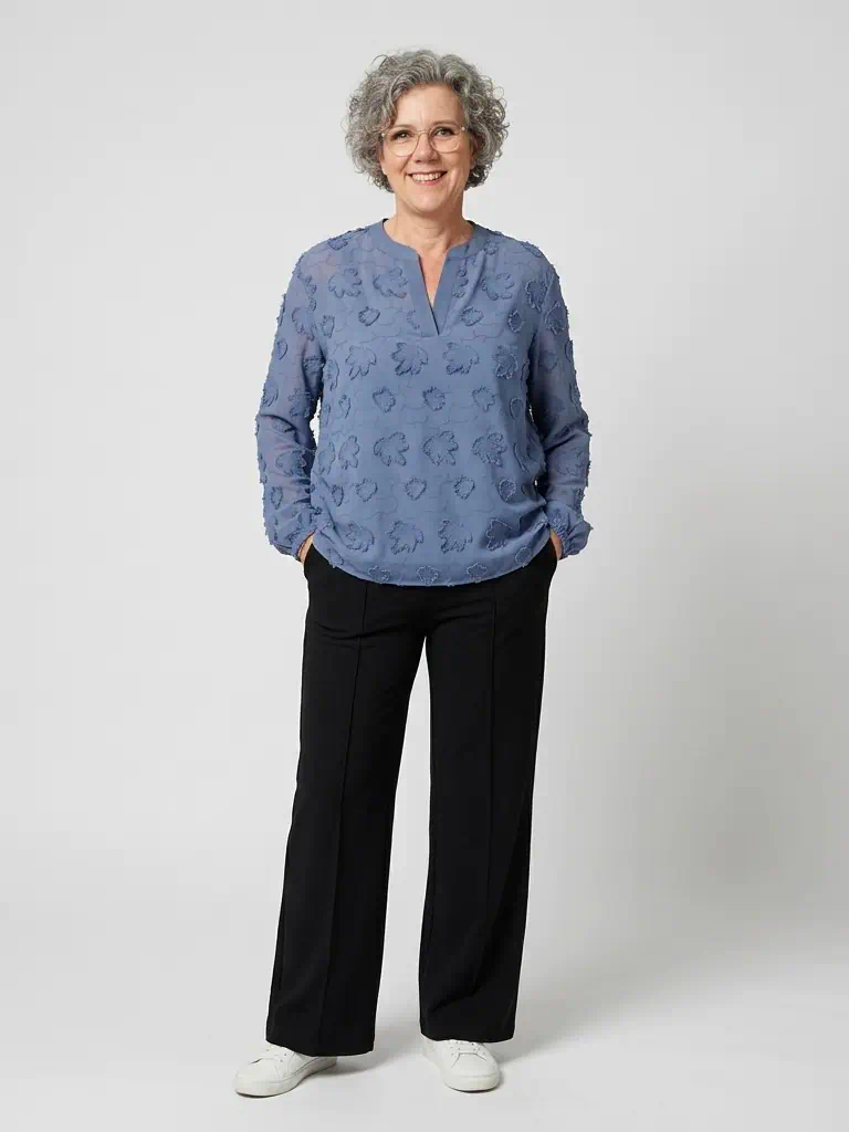 Betty Barclay dames blouse met lange mouwen en 3D franje reliëfstructuur in rafblauw met splitkraag_model