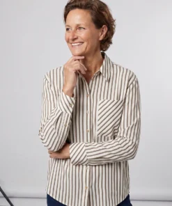TONI dames blouse van katoen met crème en bruine strepen, reverkraag en opgestikte borstzak met diagonaal dessin_model2