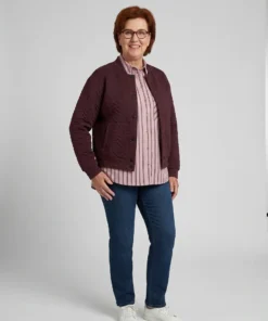 TONI dames blouse van katoen in oudroze met bordeaux en lichtblauwe strepen met reverkraag en borstzak_model
